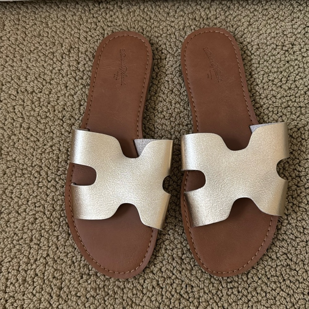 Gold Flat Sandals Universal Threads 7 New